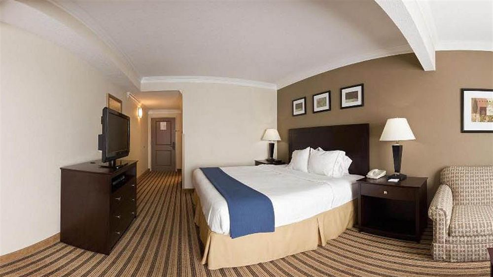 Holiday Inn Express Hotel y Suites Byron Exterior foto