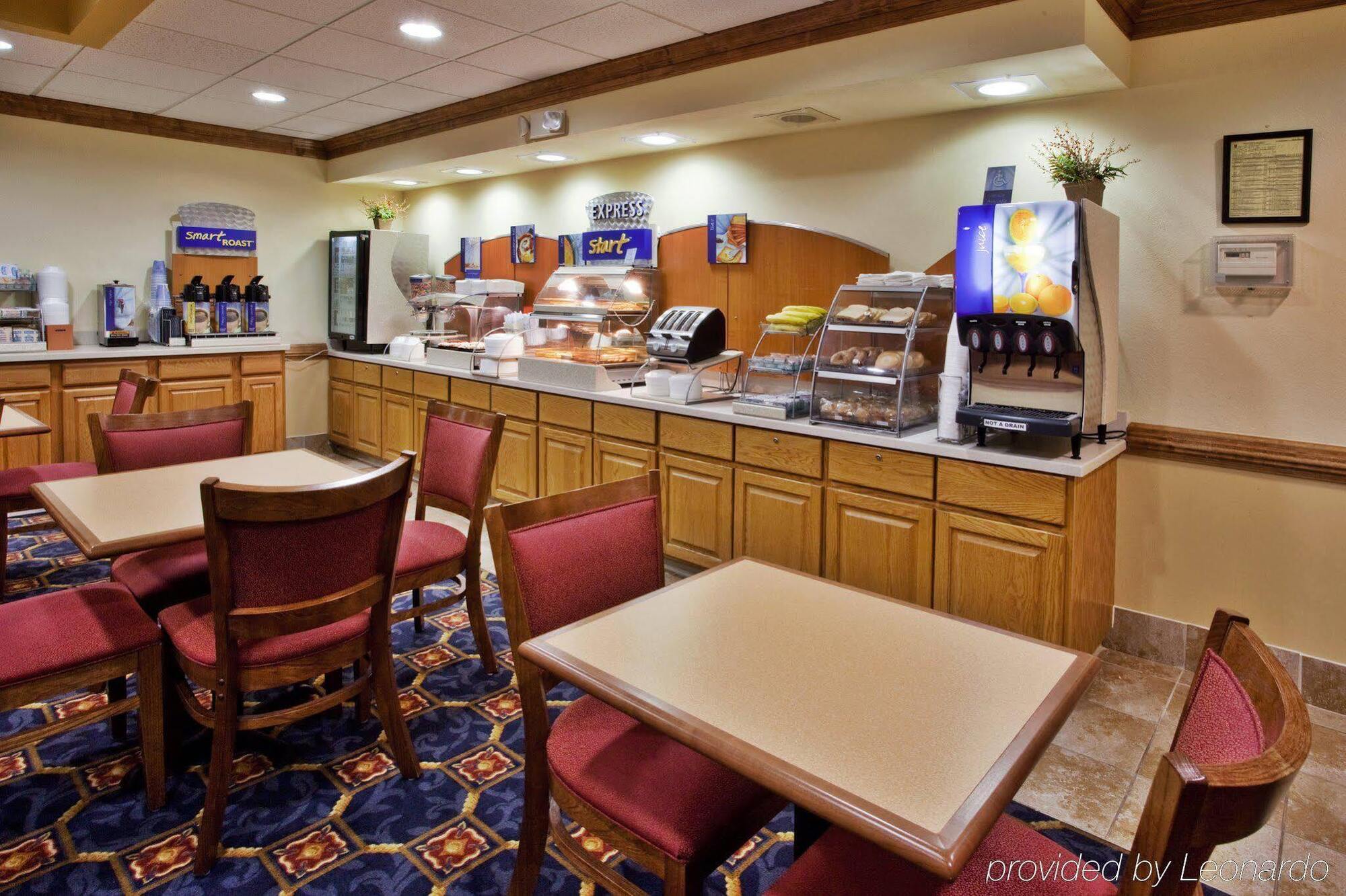 Holiday Inn Express Hotel y Suites Byron Exterior foto