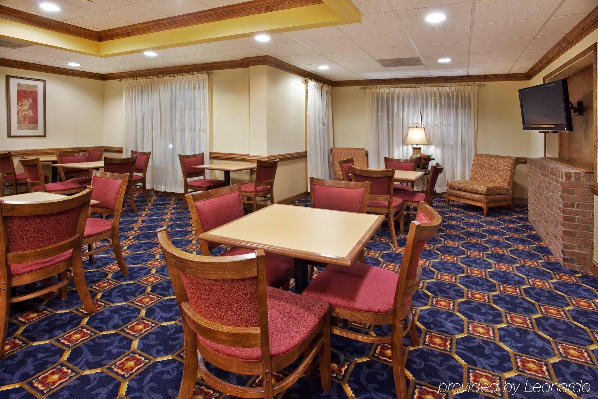 Holiday Inn Express Hotel y Suites Byron Exterior foto