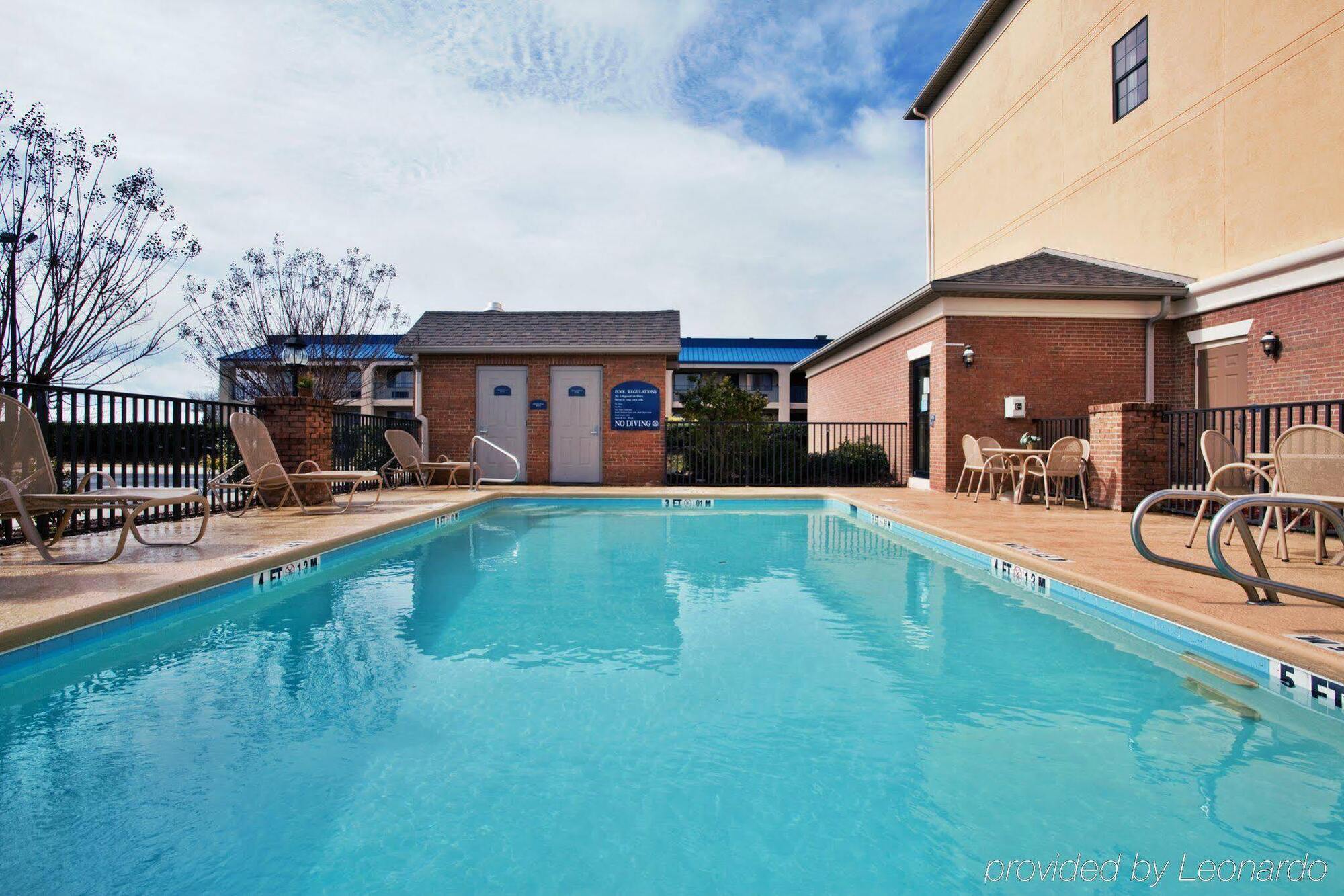 Holiday Inn Express Hotel y Suites Byron Exterior foto