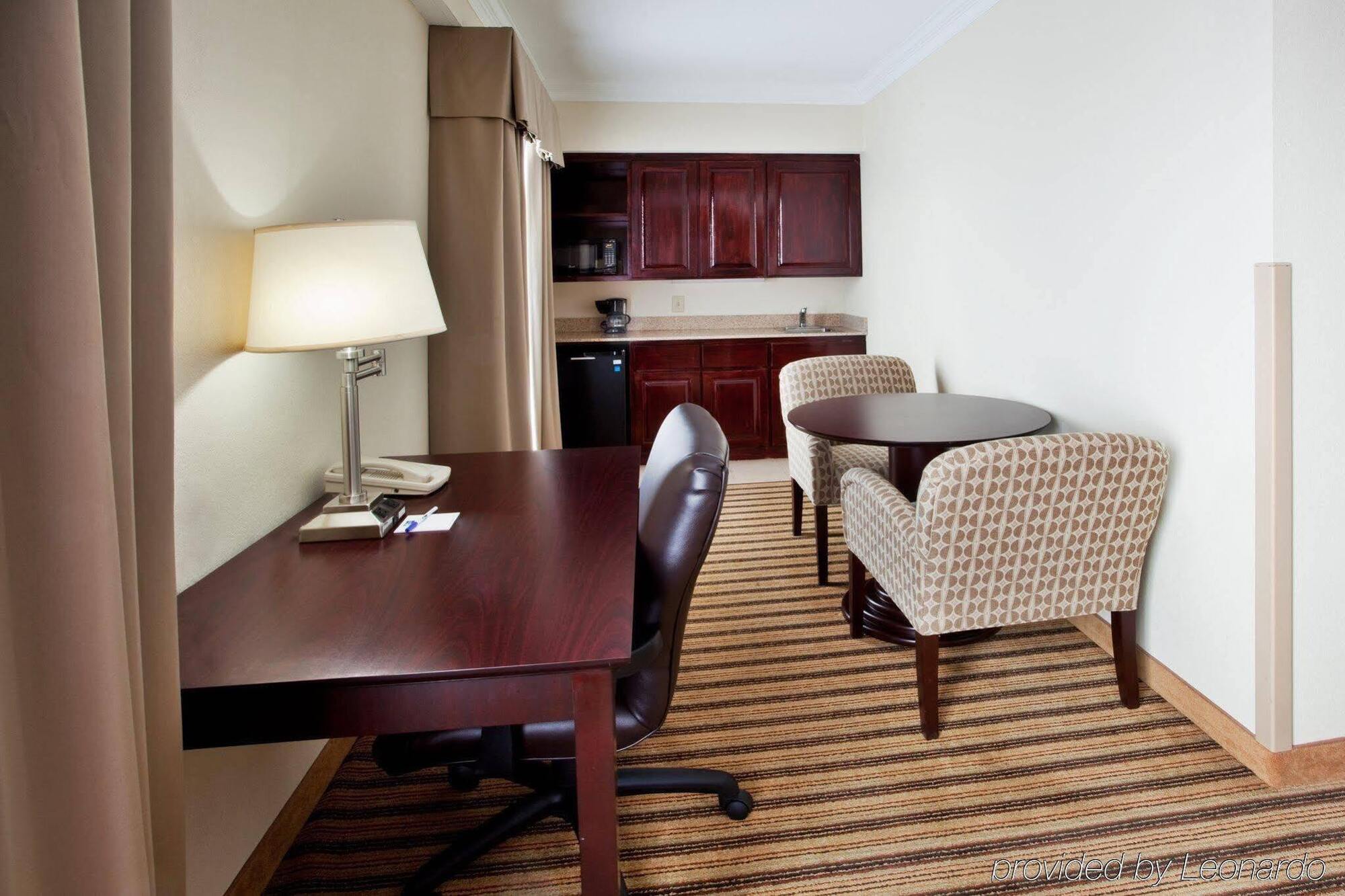 Holiday Inn Express Hotel y Suites Byron Exterior foto